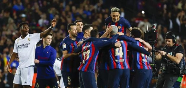 كواليس مثيرة في الكلاسيكو.. مشاجرة بين لاعبي برشلونة وريال مدريد وأنشيلوتي غاضب